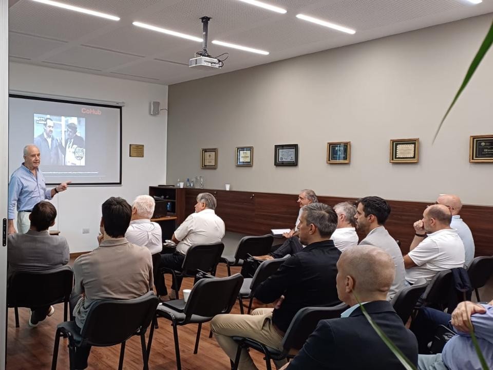 Encuentro de CoHub sobre competitividad y estrategia empresarial en AIM Rosario